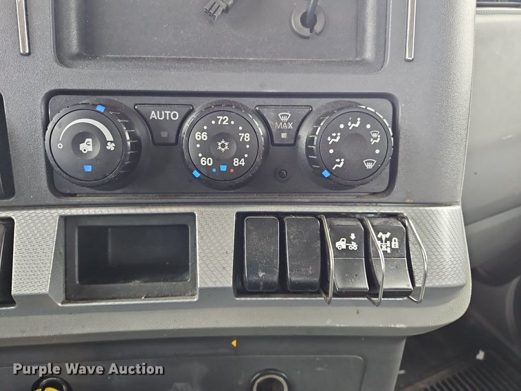 image for item OK9924 2020 Kenworth  T680 semi truck