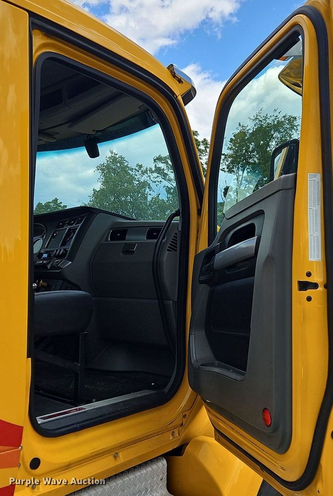 image for item OK9924 2020 Kenworth  T680 semi truck