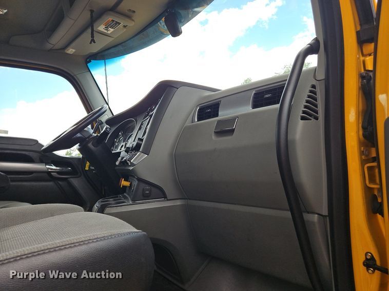 image for item OK9924 2020 Kenworth  T680 semi truck