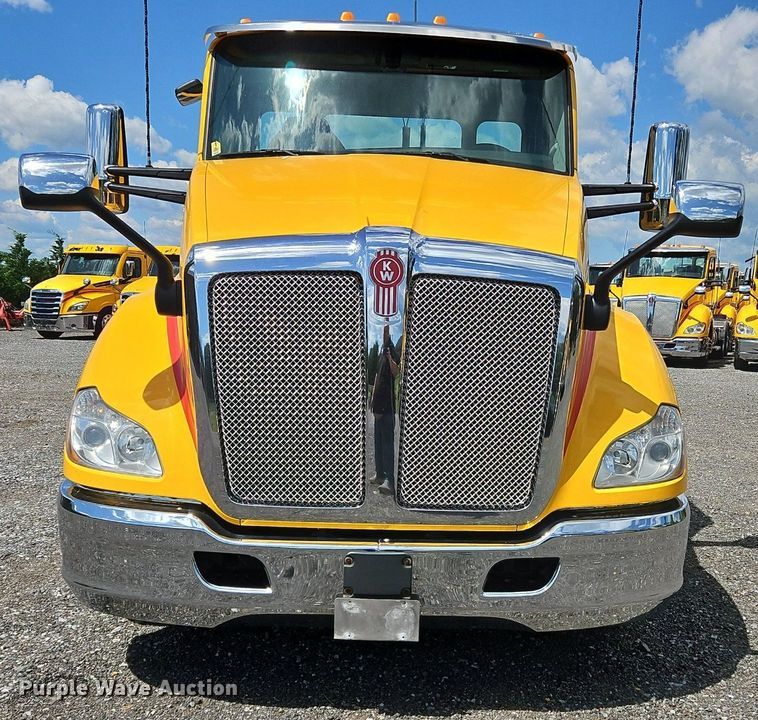 image for item OK9925 2020 Kenworth  T680 semi truck