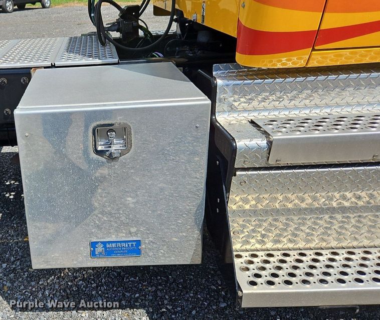 image for item OK9925 2020 Kenworth  T680 semi truck