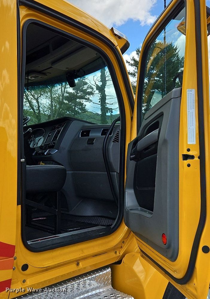 image for item OK9925 2020 Kenworth  T680 semi truck