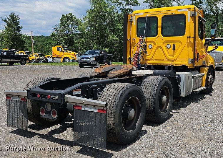 image for item OK9926 2021 Freightliner  Cascadia 126 semi truck