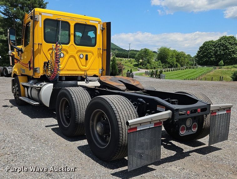 image for item OK9926 2021 Freightliner  Cascadia 126 semi truck