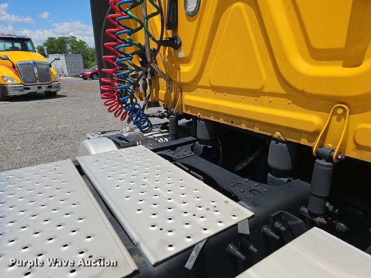 image for item OK9926 2021 Freightliner  Cascadia 126 semi truck