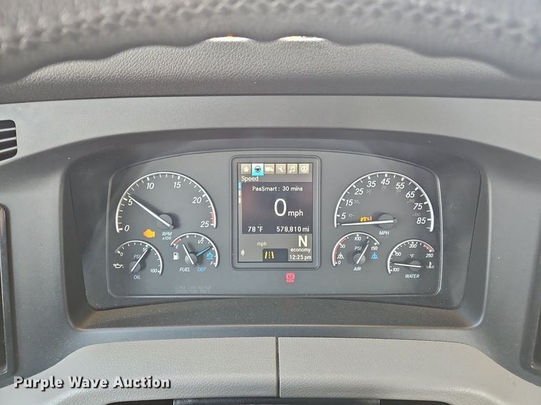 image for item OK9926 2021 Freightliner  Cascadia 126 semi truck