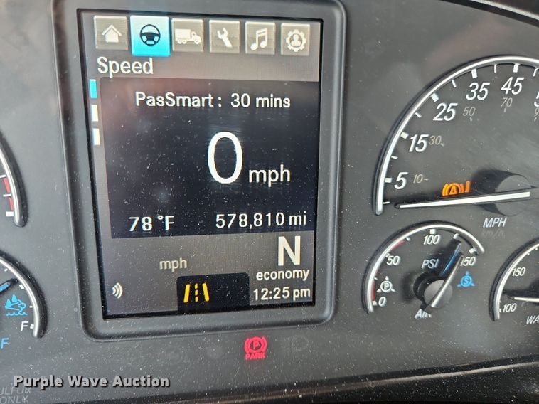 image for item OK9926 2021 Freightliner  Cascadia 126 semi truck