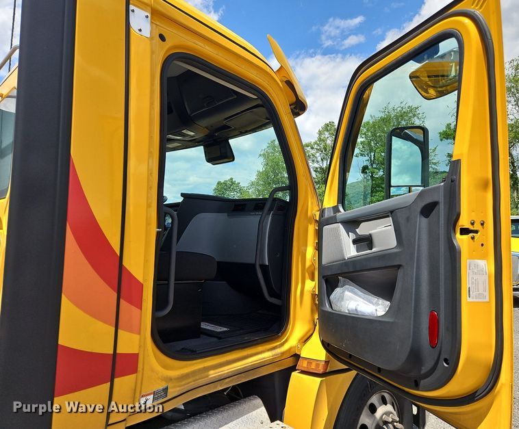 image for item OK9926 2021 Freightliner  Cascadia 126 semi truck