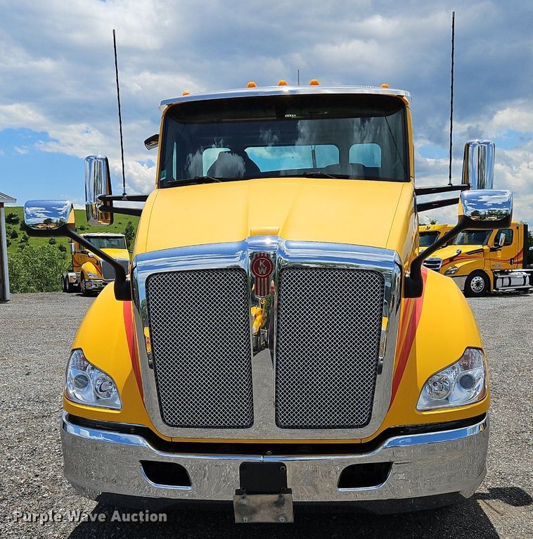 image for item OK9927 2020 Kenworth T680 semi truck