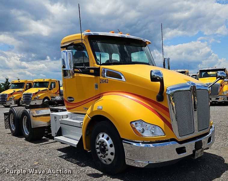 image for item OK9927 2020 Kenworth T680 semi truck