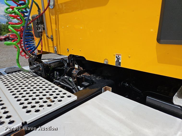 image for item OK9927 2020 Kenworth T680 semi truck