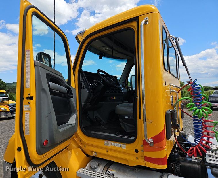 image for item OK9927 2020 Kenworth T680 semi truck