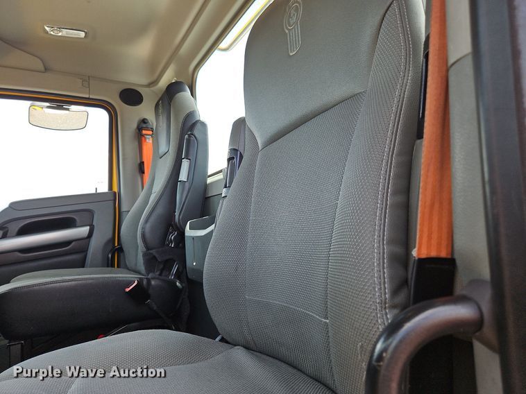 image for item OK9927 2020 Kenworth T680 semi truck