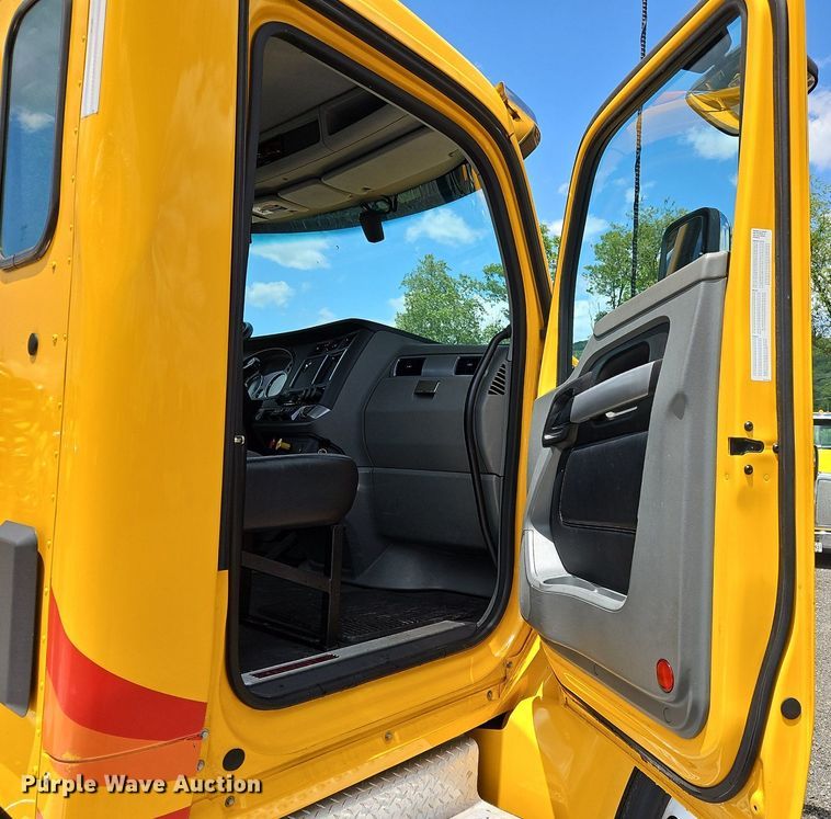 image for item OK9927 2020 Kenworth T680 semi truck