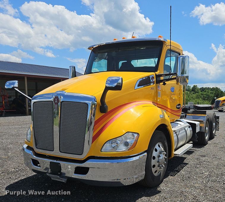 image for item OK9929 2019 Kenworth  T680 semi truck