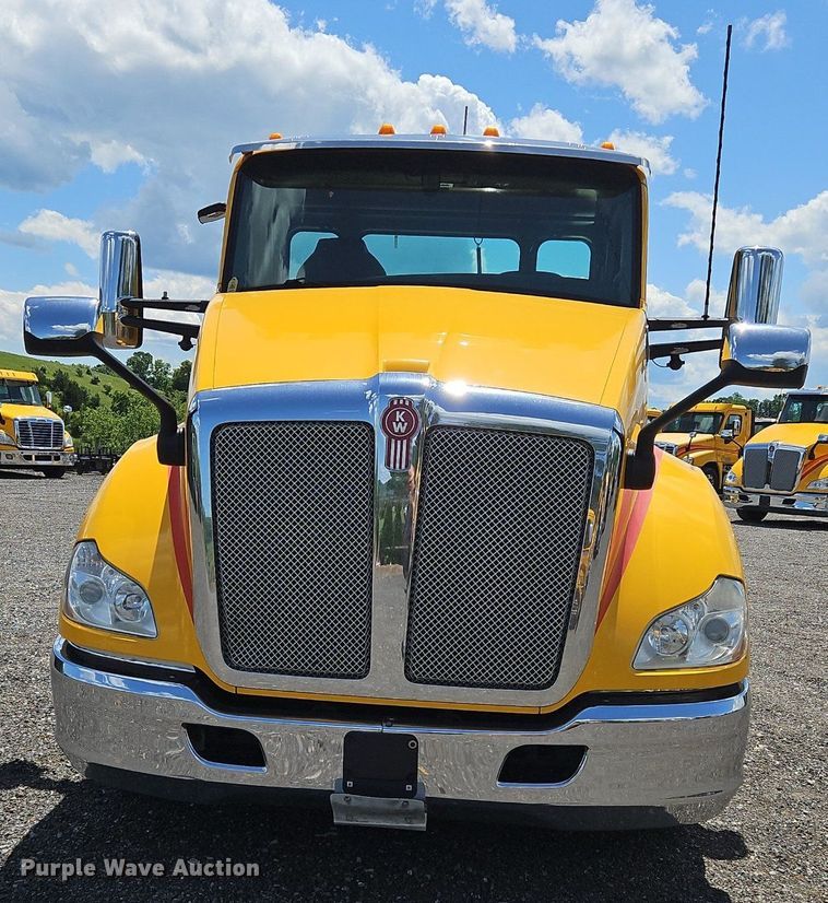 image for item OK9929 2019 Kenworth  T680 semi truck