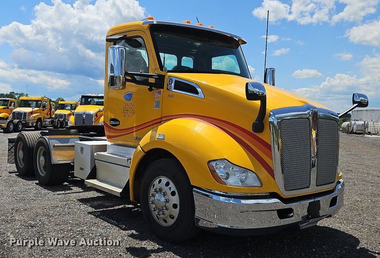 image for item OK9929 2019 Kenworth  T680 semi truck
