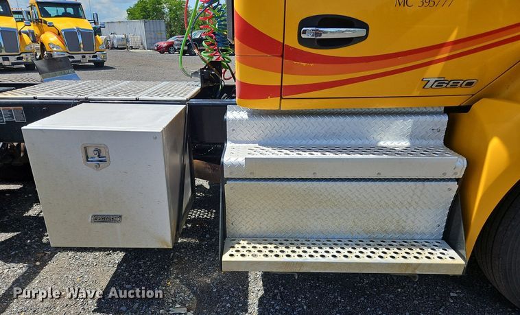 image for item OK9929 2019 Kenworth  T680 semi truck