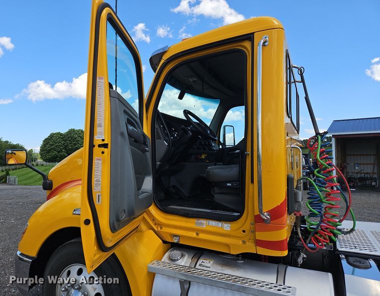 image for item OK9929 2019 Kenworth  T680 semi truck