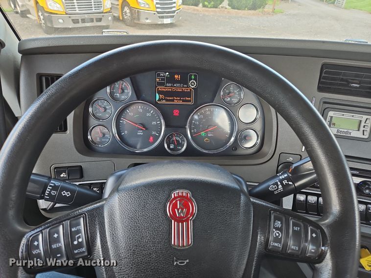 image for item OK9929 2019 Kenworth  T680 semi truck