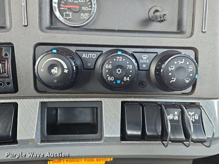 image for item OK9929 2019 Kenworth  T680 semi truck