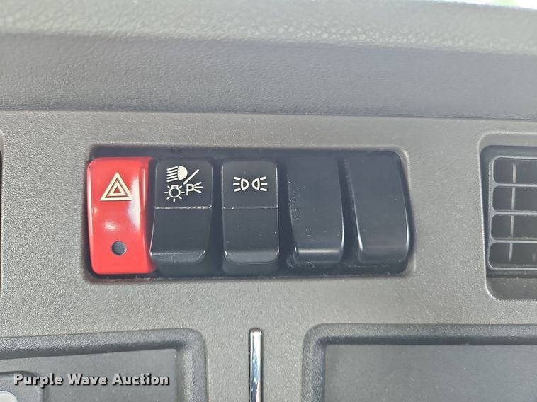 image for item OK9929 2019 Kenworth  T680 semi truck