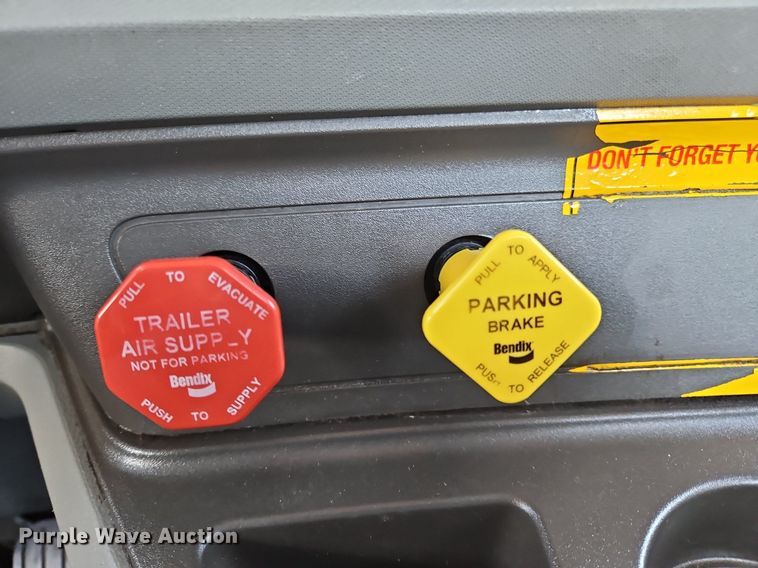 image for item OK9929 2019 Kenworth  T680 semi truck