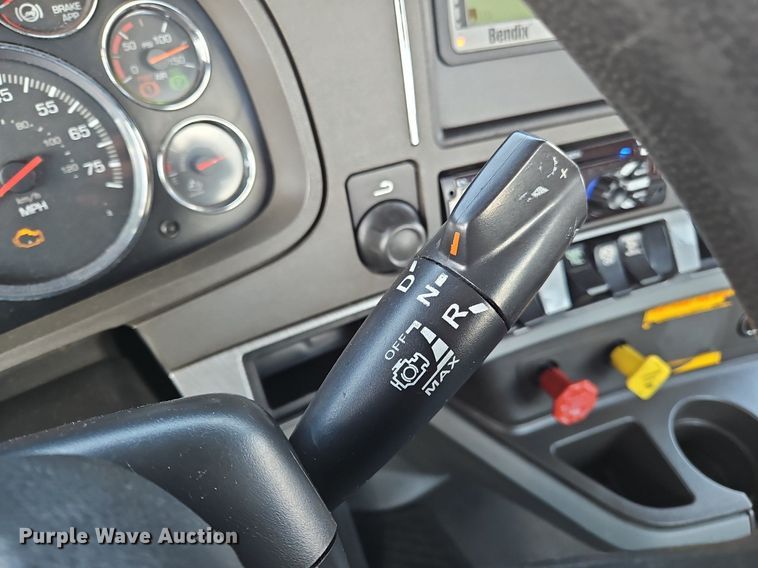 image for item OK9929 2019 Kenworth  T680 semi truck