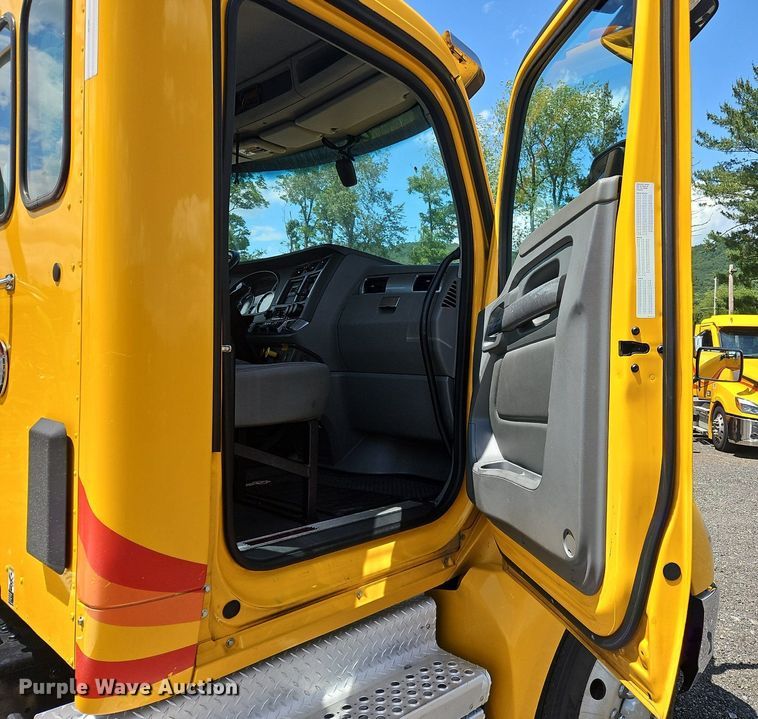 image for item OK9929 2019 Kenworth  T680 semi truck