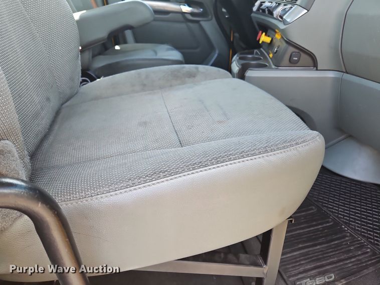 image for item OK9929 2019 Kenworth  T680 semi truck