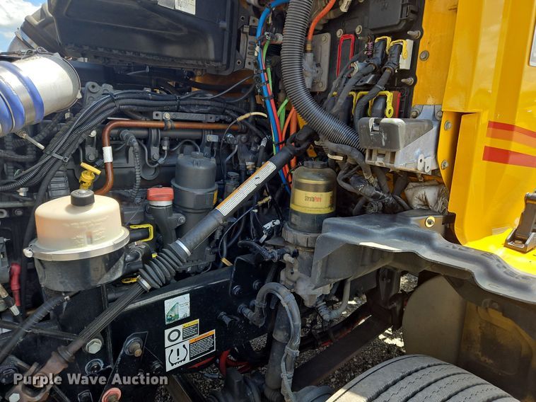 image for item OK9929 2019 Kenworth  T680 semi truck