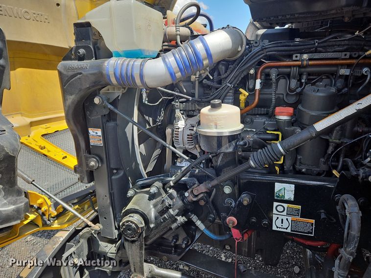 image for item OK9929 2019 Kenworth  T680 semi truck