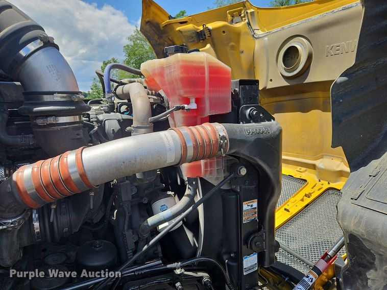 image for item OK9929 2019 Kenworth  T680 semi truck