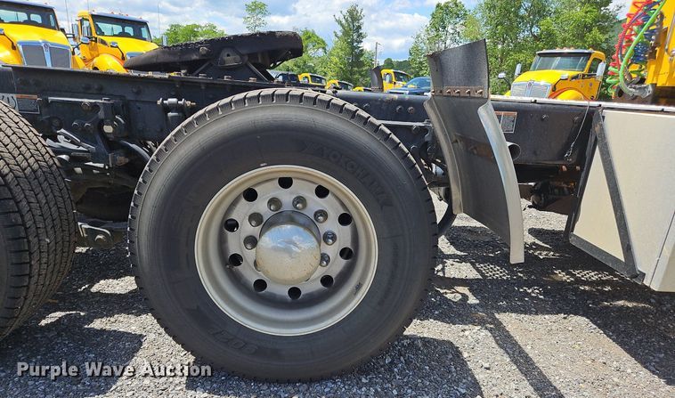 image for item OK9929 2019 Kenworth  T680 semi truck