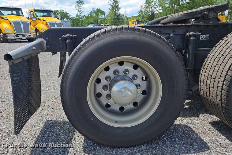 image for item OK9929 2019 Kenworth  T680 semi truck