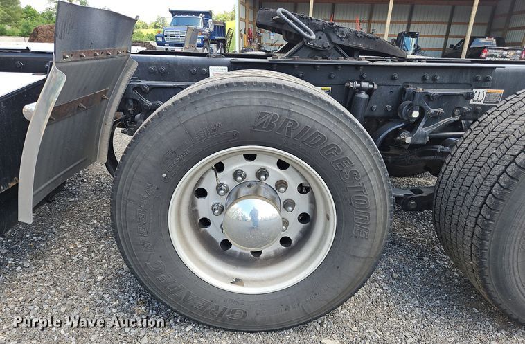 image for item OK9929 2019 Kenworth  T680 semi truck