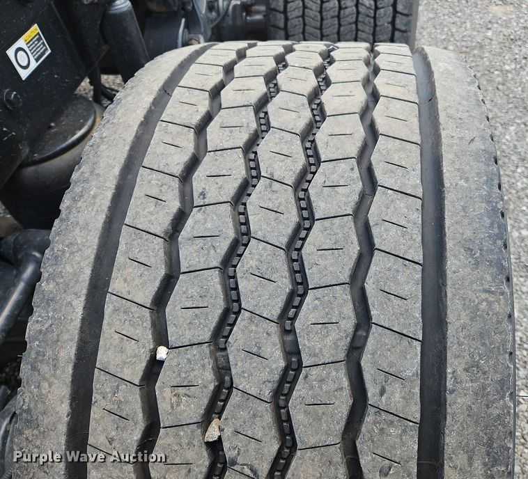 image for item OK9929 2019 Kenworth  T680 semi truck