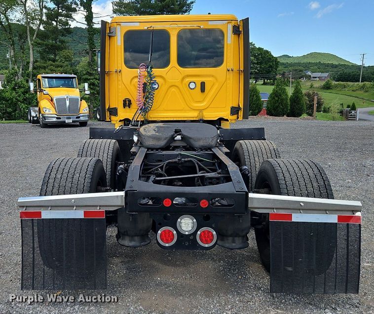 image for item OK9931 2021 Freightliner  Cascadia 126 semi truck