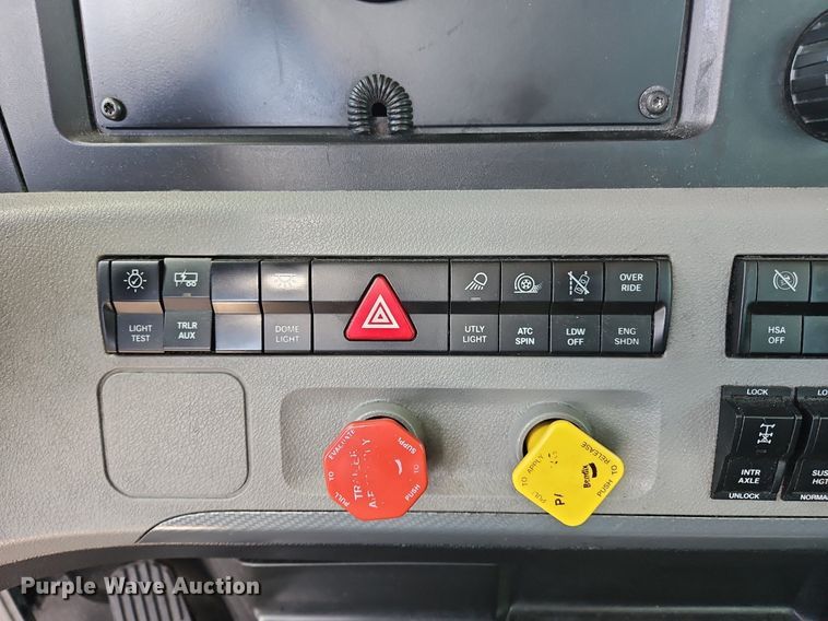 image for item OK9931 2021 Freightliner  Cascadia 126 semi truck