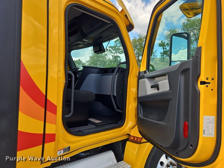 image for item OK9931 2021 Freightliner  Cascadia 126 semi truck