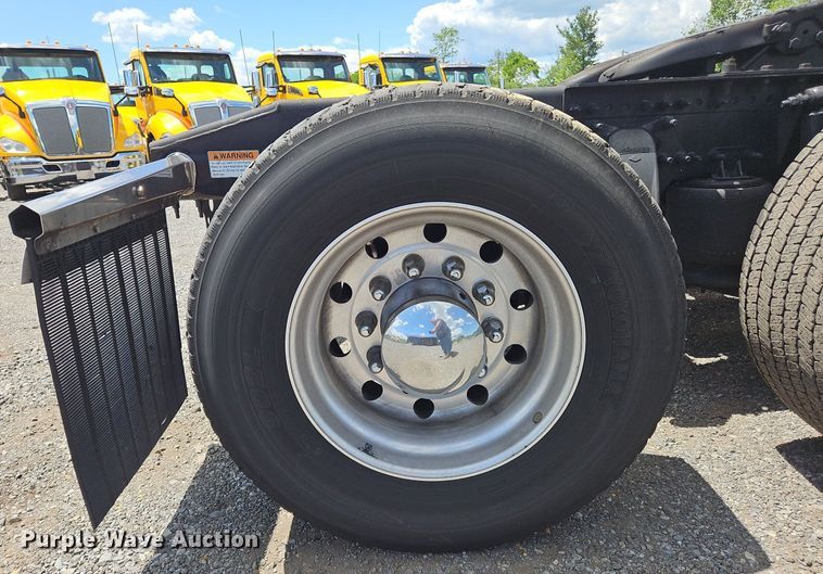 image for item OK9931 2021 Freightliner  Cascadia 126 semi truck