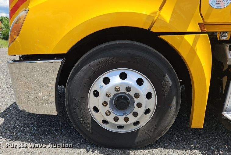 image for item OK9931 2021 Freightliner  Cascadia 126 semi truck