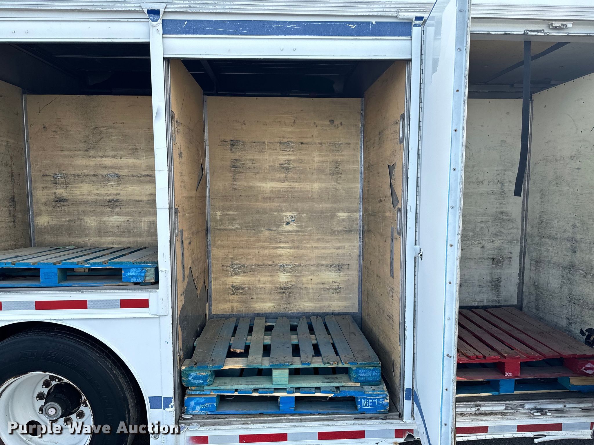 2000 Hackney & Sons delivery trailer in Collinsville, OK Item ND9360 for sale Purple Wave