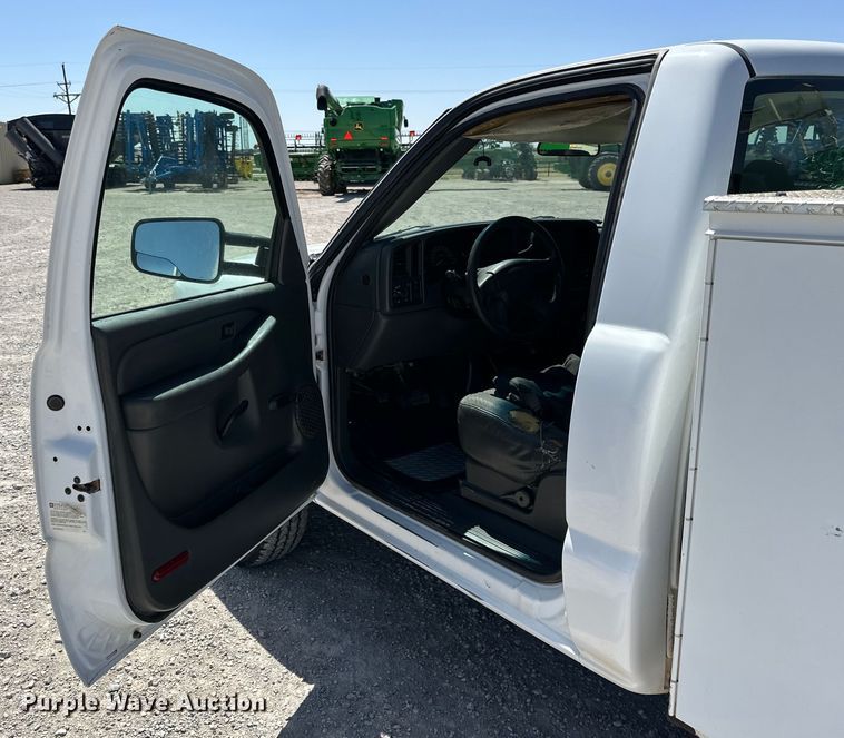 image for item DK6611 2006 GMC Sierra 2500HD utility bed pickup truck