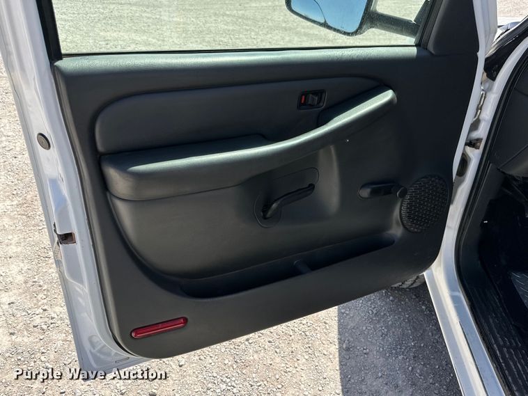 image for item DK6611 2006 GMC Sierra 2500HD utility bed pickup truck