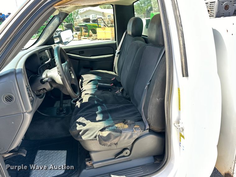 image for item DK6611 2006 GMC Sierra 2500HD utility bed pickup truck