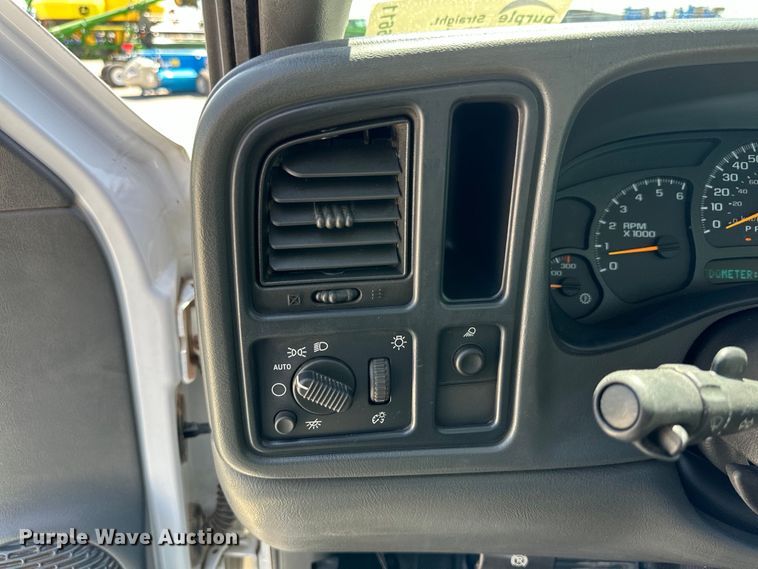 image for item DK6611 2006 GMC Sierra 2500HD utility bed pickup truck