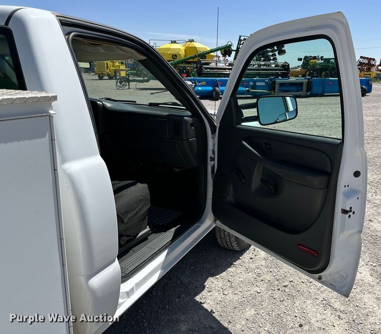 image for item DK6611 2006 GMC Sierra 2500HD utility bed pickup truck