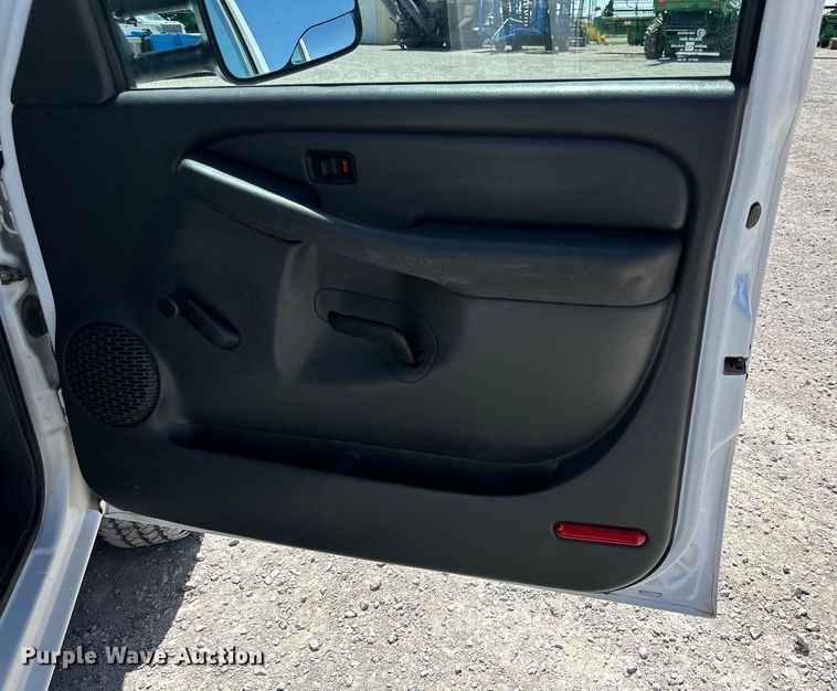 image for item DK6611 2006 GMC Sierra 2500HD utility bed pickup truck