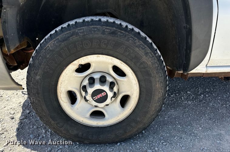 image for item DK6611 2006 GMC Sierra 2500HD utility bed pickup truck